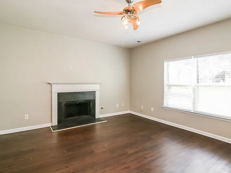 412 Peterson Dr — Photo 10
