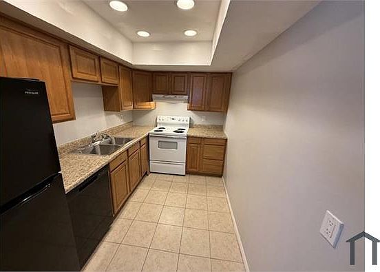 2nd image of 3937 Broadway Ave #4