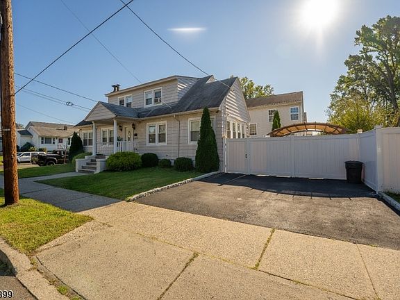 4th image of 1975 Rutherford St
