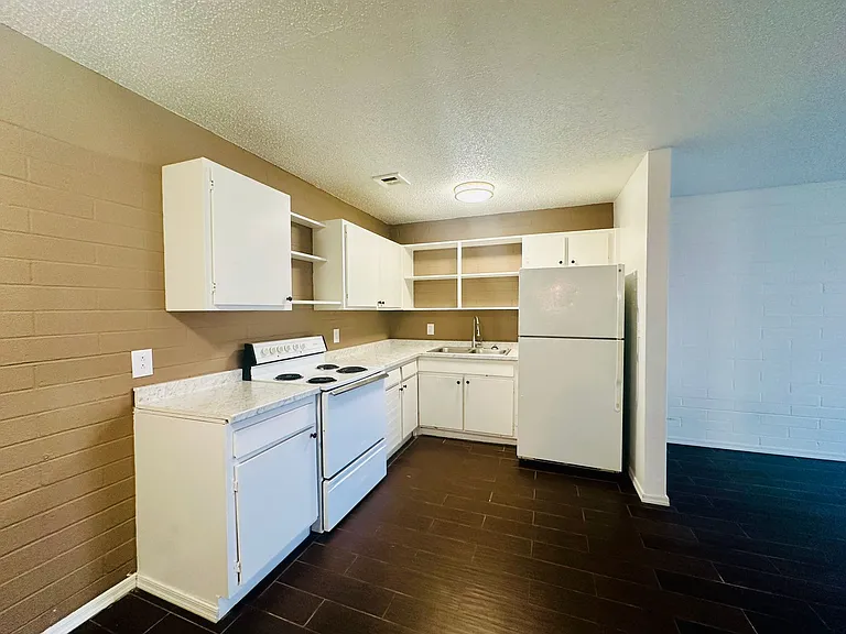 1 and 2 Bedrooms Great Location with Community Pool and Onsite Laundry! 1/2 of Mile from U of A — Photo 102