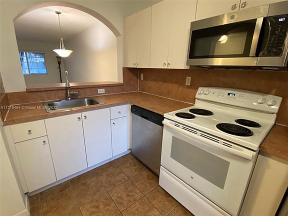 5th image of 980 NE 33rd Ter Unit 102