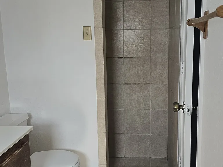 Master bath whit walking shower # 6426