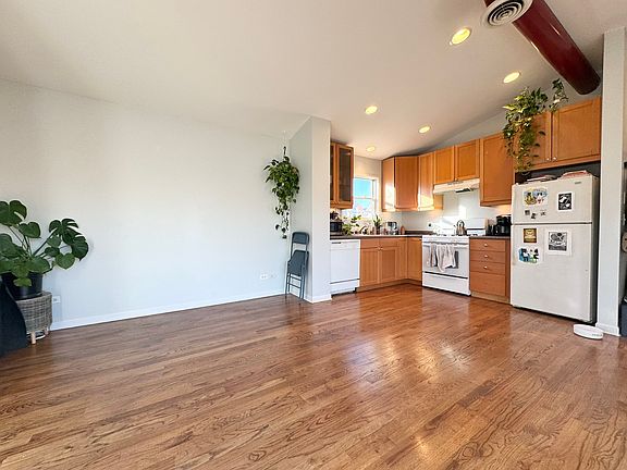 3rd image of 1524 W Augusta Blvd APT 2R