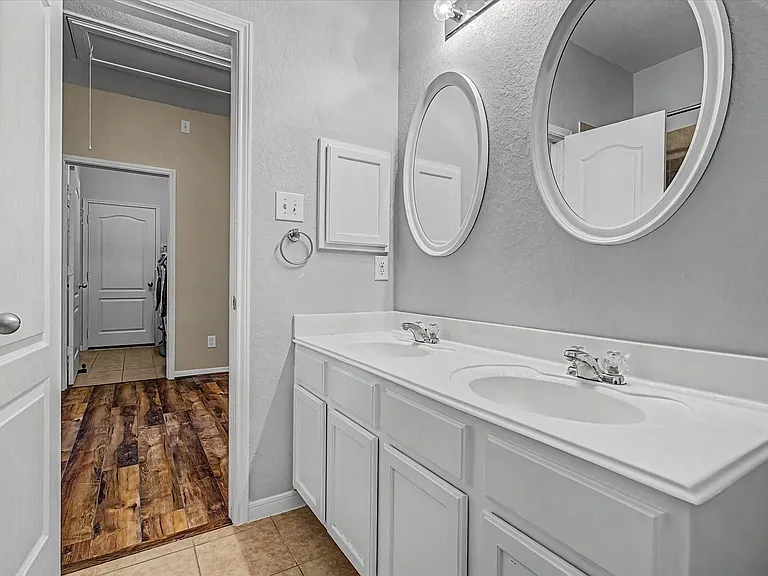 630 W Newport Bnd — Photo 30