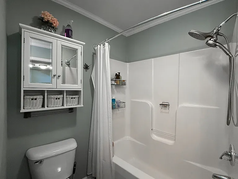Bathroom 3 tub/shower
