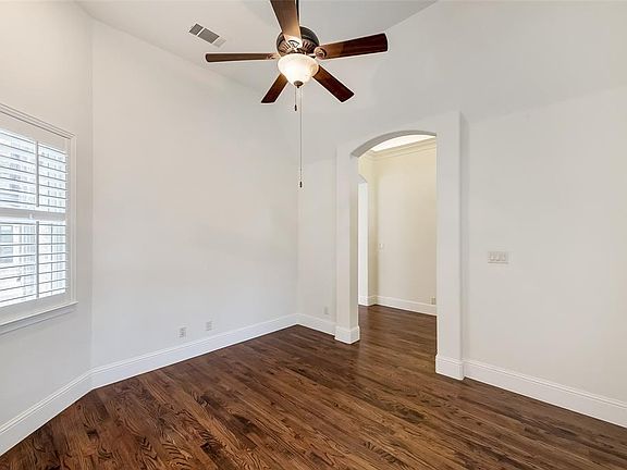 3rd image of 609 Creekview Ln