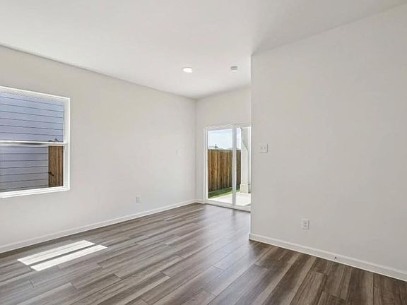 3rd image of 2211 Meadow Park Dr