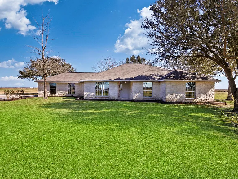 2445 Woods Rd — Photo 1