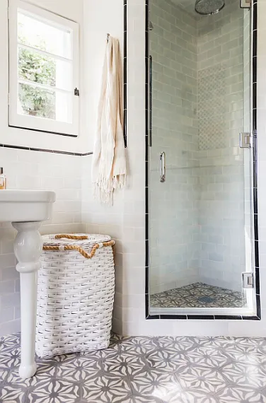 bathroom with shower & tub