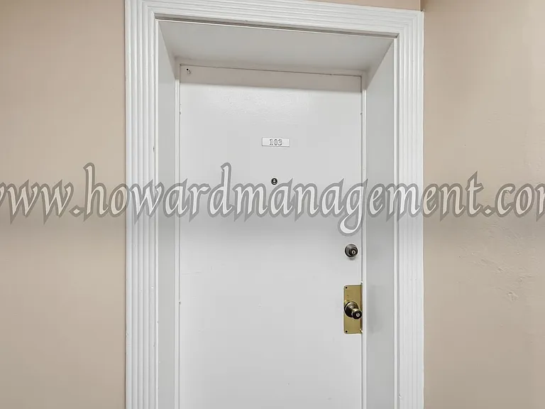 Wilshire Mediterranean Apartments — Photo 18