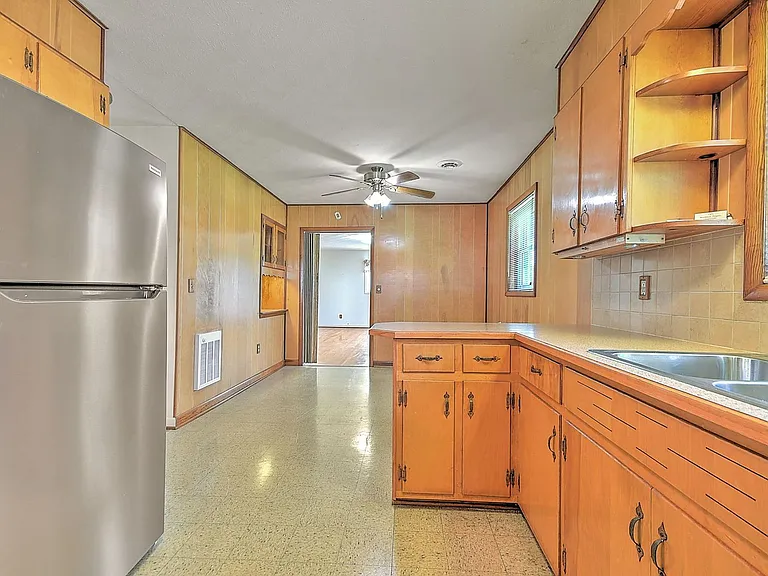 208 Hogan Ave — Photo 4