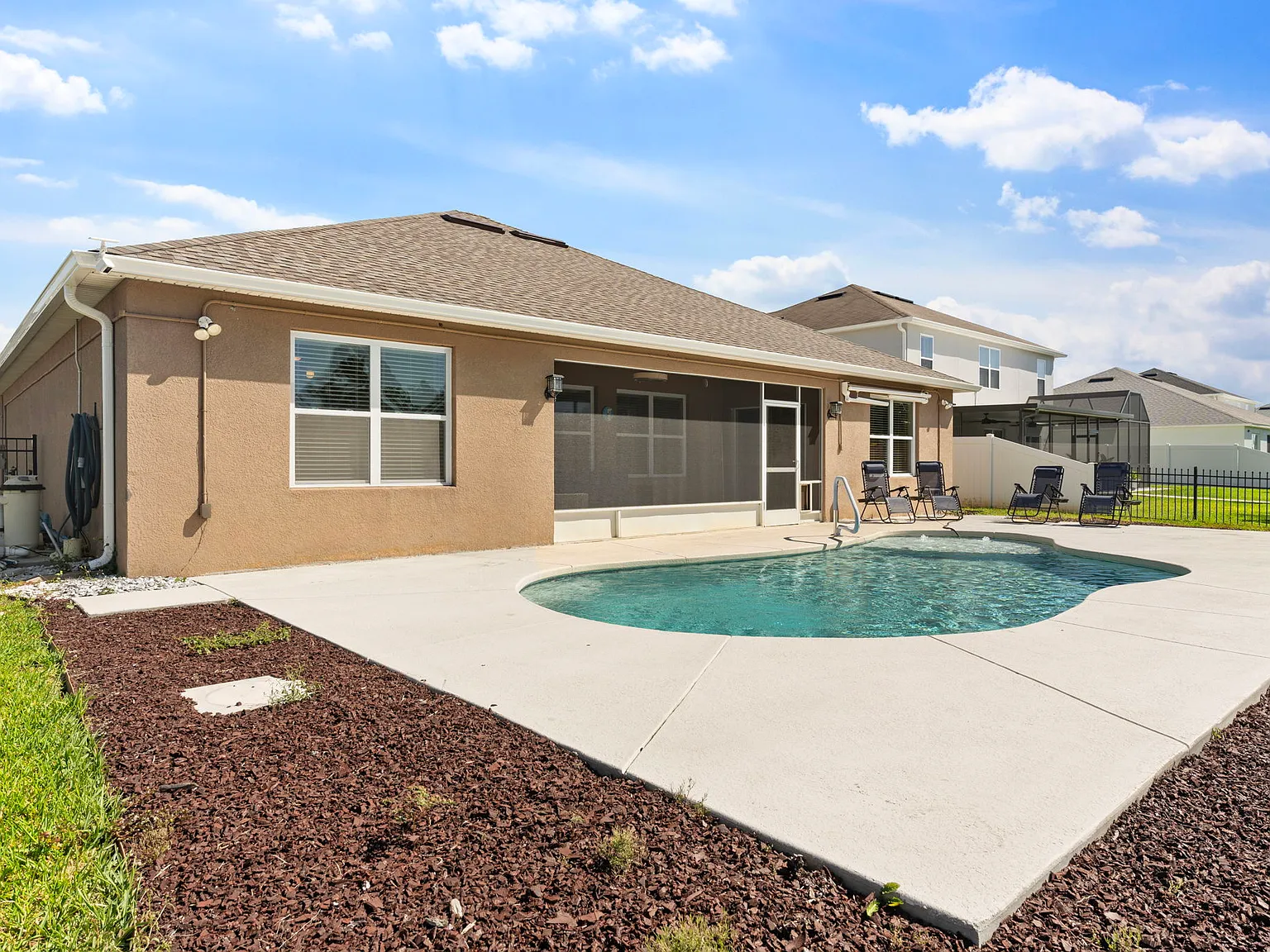 4 bed, 2368 sqft, $3,200 — Photo 4