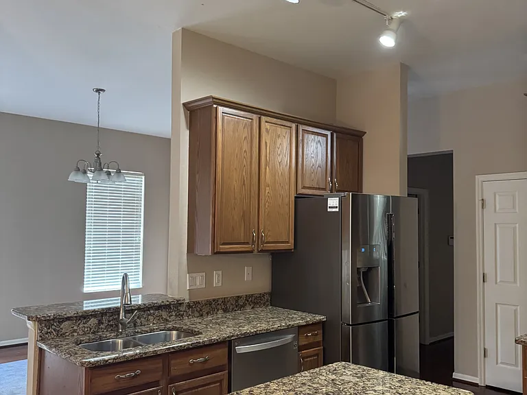 468 Pinewood Dr — Photo 3