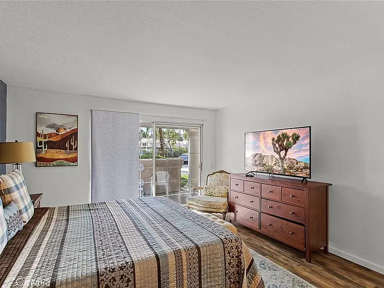 500 S Farrell Dr — Photo 3