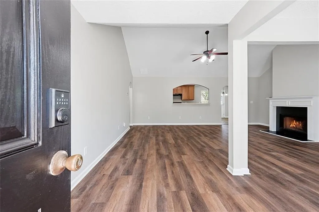 4 bed, 2.0 bath, 1818 sqft, $2,500 — Photo 4