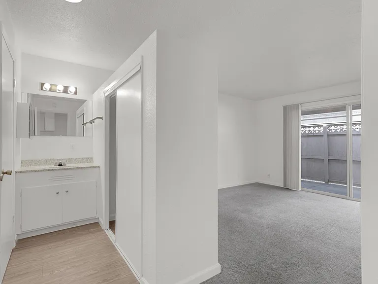 Carmichael Apartments — Photo 7