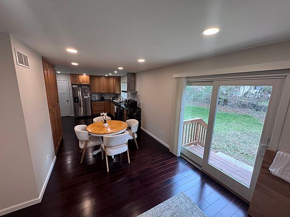 3rd image of 8 Hillview Dr