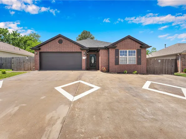 1300 N 31st St, Rogers, AR 72756