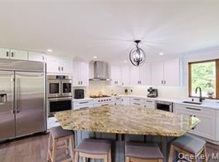15 Cranberry Dr, Highland Mills, NY 10930