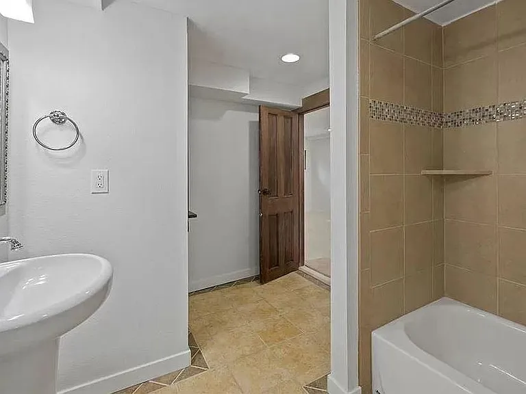 1521 E Platte Ave — Photo 14