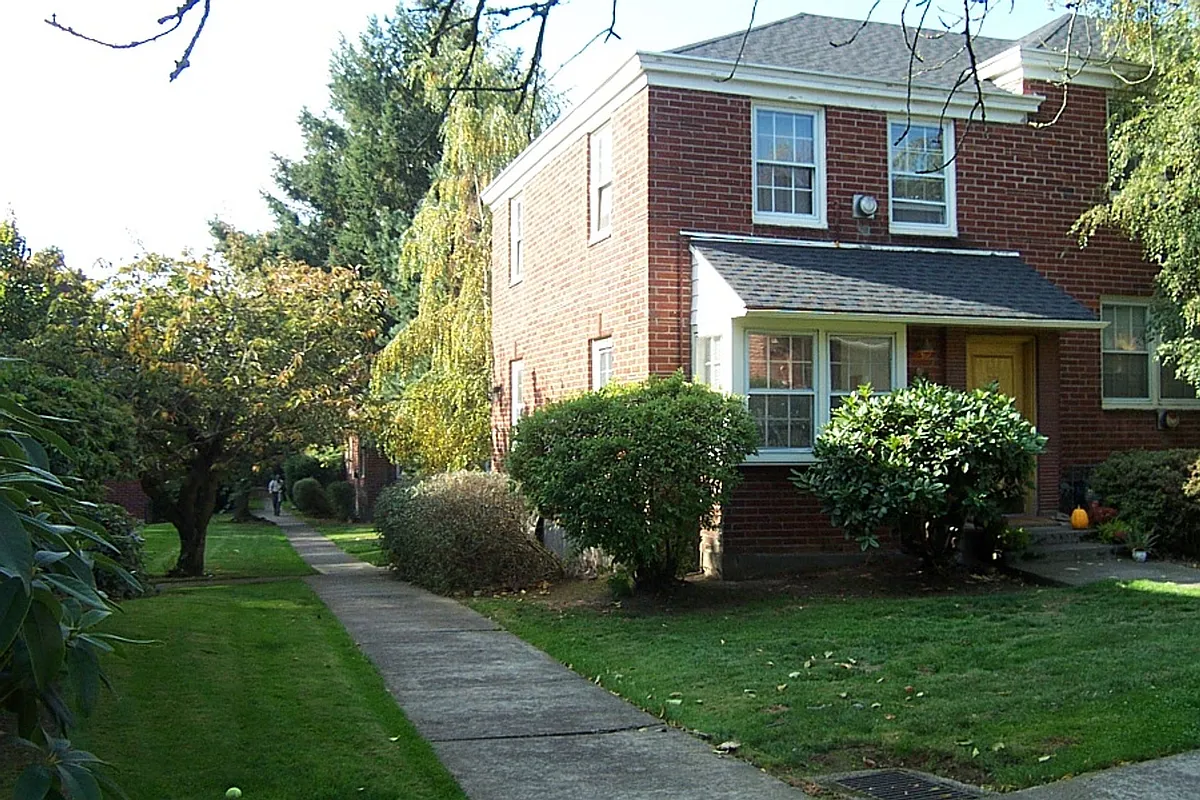 Building Photo - 5475 NE Sandycrest Ter #2