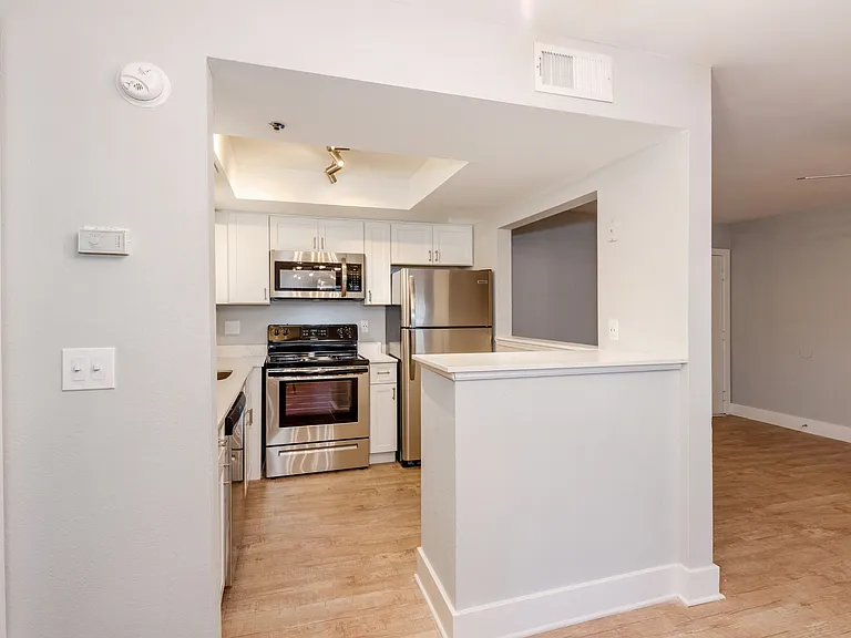 Woodford Apartments — Photo 25