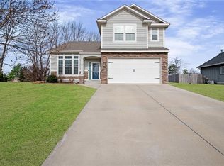 802 154th Cir, Basehor, KS 66007