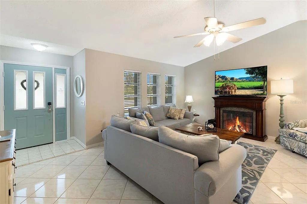 3 bed, 2.0 bath, 1445 sqft, $5,550 — Photo 4