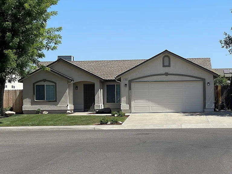 1056 Yellowstone Dr — Photo 1