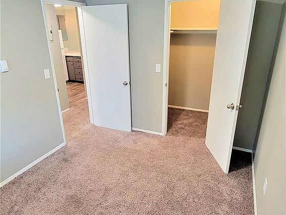 4th image of 980 Edmonds Ave NE #106