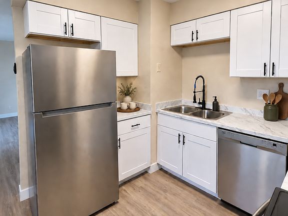 5th image of 156 Pond Pl APT 23