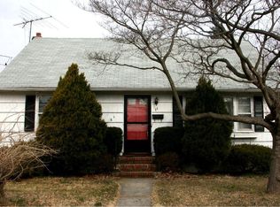 21 Woodward St, Roslyn Heights, NY 11577