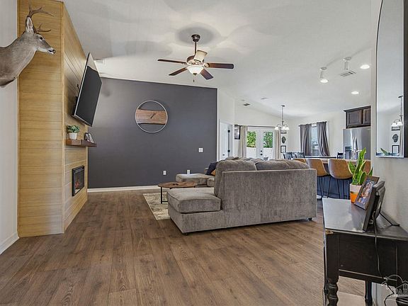 5th image of 5597 Peach Dr