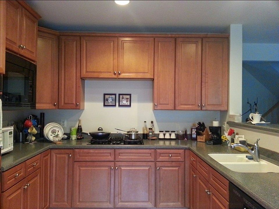 2nd image of 4682 Carisbrooke Ln