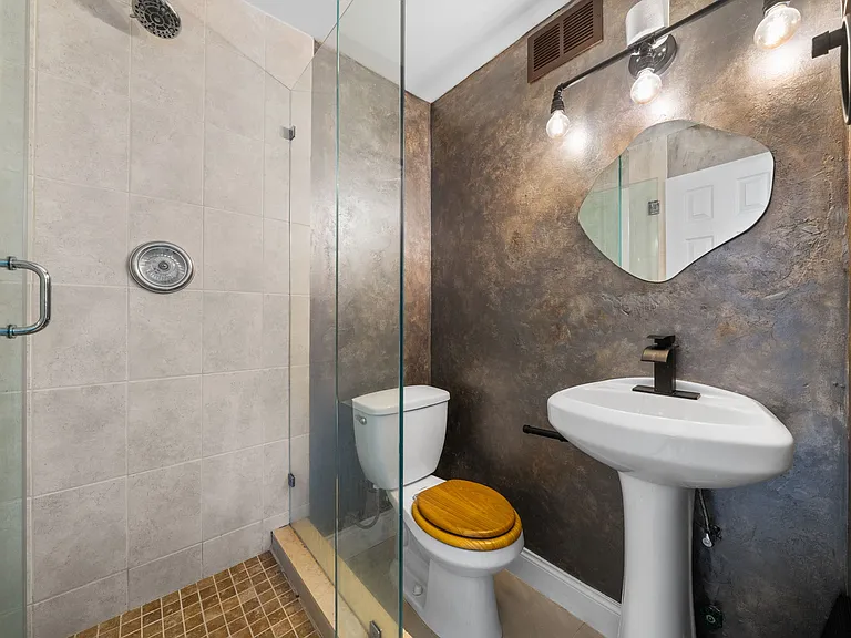 1000 Parkview Dr #1025 — Photo 17