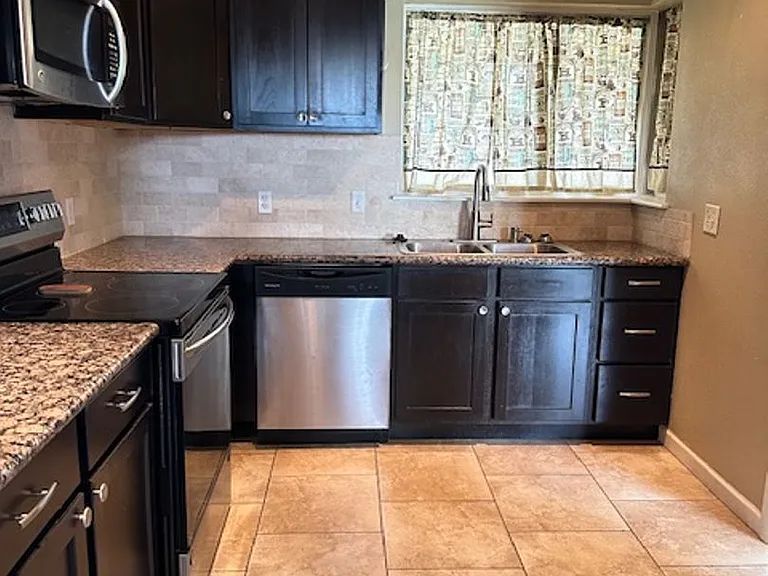 817 E Carroll Ln — Photo 4
