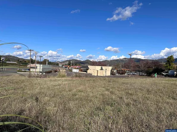 4807 Grange Rd, Roseburg, OR 97471