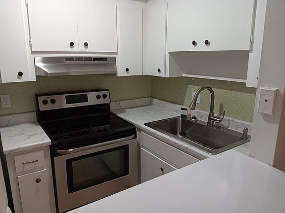 5th image of 116 SW Jefferson Cir N APT 9