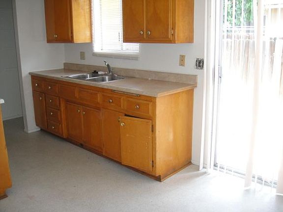2nd image of 1924 Mayflower Pl APT 4