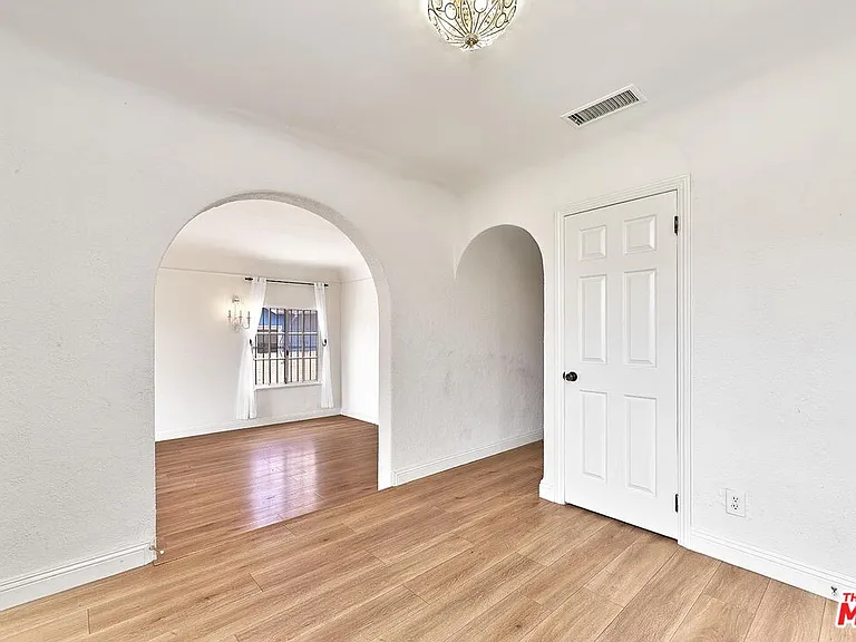 1120 S Plymouth Blvd — Photo 11