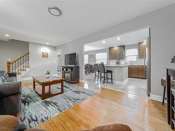 4th image of 473 Edgewood Cir