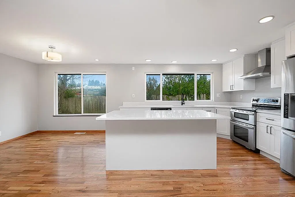 4 bed, 2.5 bath, 1860 sqft, $4,000 — Photo 4