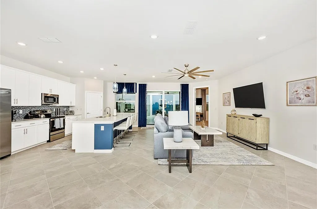 3 bed, 2.0 bath, 2294 sqft, $3,000 — Photo 4