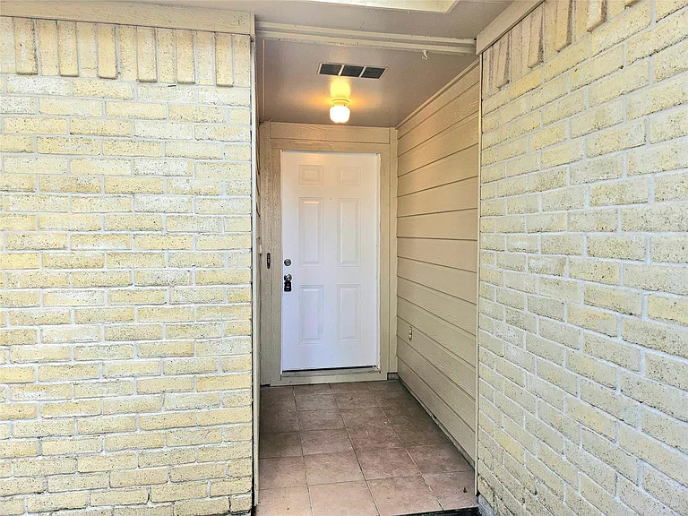 4231 Southchase Ln — Photo 2