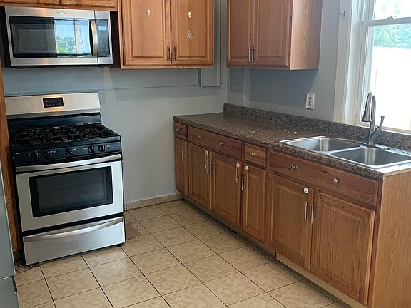 5th image of 425 Maclay St