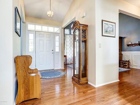 4th image of 28 Crown Cir