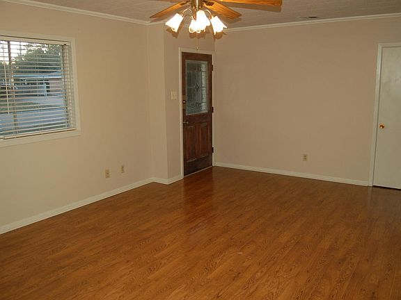 5th image of 410 Colonial Dr