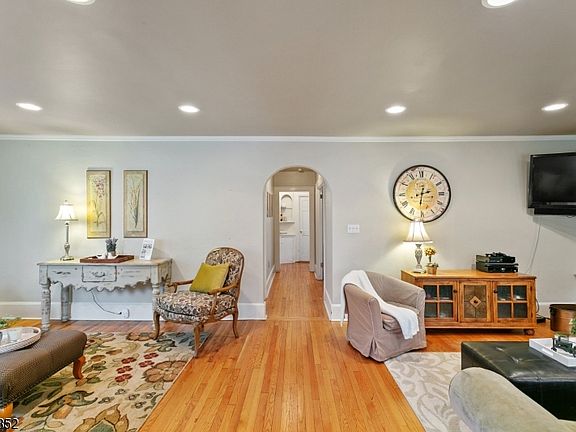 3rd image of 4 Hillcrest Pl
