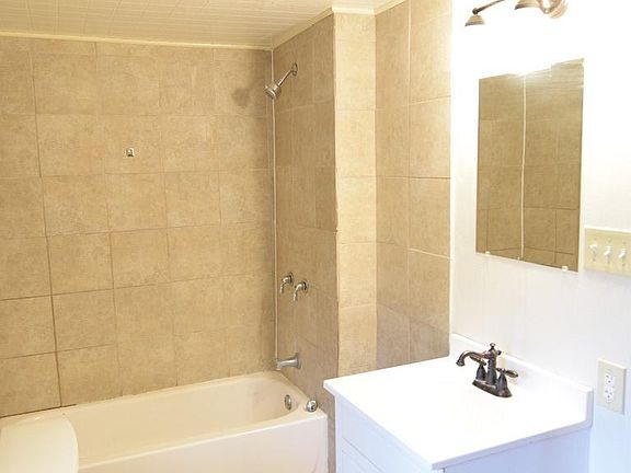 4th image of 901 E Avenue B