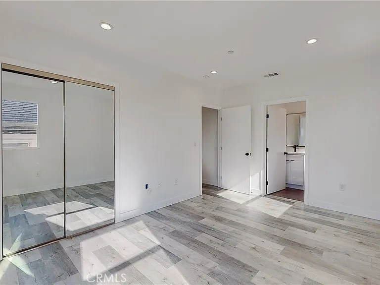 236 N Burlington Ave — Photo 10
